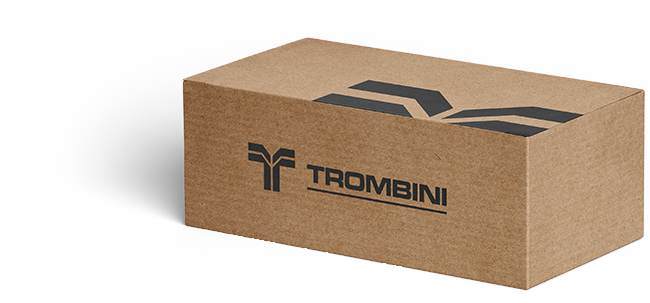 Na foto, há a imagem de uma caixa de papelão com a logomarca da Trombini em destaque. Como plano de fundo, há a cor branca.